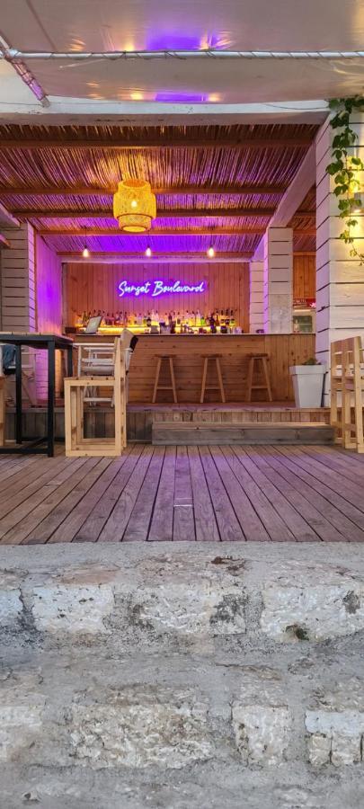 Sunset Boulevard Hotel Qeparo Dış mekan fotoğraf